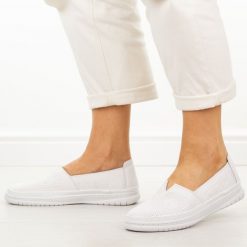 Białe skórzane półbuty damskie Filippo Dp7660/26. Białe półbuty damskie Filippo, na lato, bez wzorów, z jeansu, casualowe, z okrągłym noskiem, bez obcasa, na płaskiej podeszwie, bez zapięcia. W wyprzedaży za 192.72 zł.