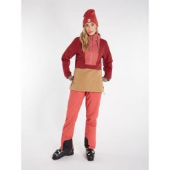 Kurtka damska Protest PRTMOORENA anorak. Czerwone kurtki sportowe damskie Protest, bez wzorów, bez ramiączek, bez kaptura, trekkingowe. W wyprzedaży za 674.99 zł.