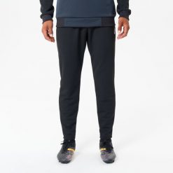 Spodnie piłkarskie Kipsta Essential Club. Czarne spodnie sportowe męskie KIPSTA, s, bez wzorów, z dresówki, na fitness i siłownię. Za 79.99 zł.