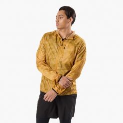 Kurtka → trening → męska → Swedemount → Packable Wind Jacket → szybkoschnąca. Żółte kurtki męskie SWEDEMOUNT, m, bez wzorów, z softshellu, sportowe, bez kaptura. Za 199.99 zł.