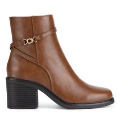 Botki Clara Barson. Brązowe botki damskie Clara Barson, bez wzorów, bez obcasa, na słupku, bez zapięcia. Za 179.99 zł.