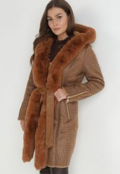 Brązowy Płaszcz Taliowany z Futerkiem Molko. Brązowe płaszcze damskie Born2be, l, bez wzorów, ze skóry, eleganckie, bez kołnierzyka, bez kaptura. Za 189.99 zł.