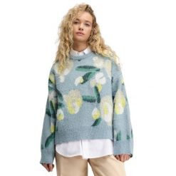 Damski sweter oversize z dzianiny Siroko Mainau-W Blue. Niebieskie swetry nierozpinane damskie SIROKO, na zimę, bez wzorów, z dzianiny, bez kołnierzyka, bez ramiączek. Za 211.00 zł.