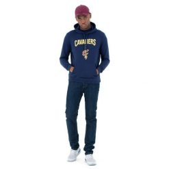 Bluza z kapturem Cleveland Cavaliers NBA. Niebieskie bluzy męskie New Era, bez wzorów, sportowe, bez ramiączek, z kapturem. W wyprzedaży za 185.50 zł.