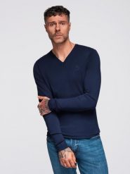 Elegancki sweter męski BASIC V-neck z wiskozą - granatowy V22 OM-SWBS-0107 - Rozmiar: M. Niebieskie swetry męskie Ombre Clothing, m, bez wzorów, z wiskozy, eleganckie, bez kołnierzyka, bez ramiączek. W wyprzedaży za 89.99 zł.