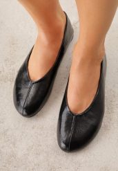 Czarne Minimalistyczne Balerinki z Okrągłym Noskiem Katara. Czarne balerinki damskie Born2be, bez wzorów, z jeansu, biznesowe, z okrągłym noskiem, bez obcasa, bez zapięcia. Za 79.99 zł.