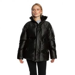 KURTKA Kurtka zimowa damska Rains BatorRAINS BATOR PUFF 100% POLIESTER L. Czarne kurtki sportowe damskie Rains, na jesień, l, bez wzorów, z materiału, bez ramiączek, bez kaptura, trekkingowe. Za 2,209.01 zł.