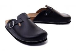 DR. BRINKMANN 600425-1 schwarz, klapki profilatyczne męskie. Czarne klapki męskie Dr. Brinkmann, bez wzorów, ze skóry, bez zapięcia. Za 339.90 zł.