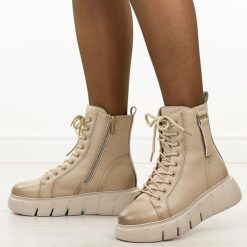 Beżowe skórzane botki damskie na platformie Cambell 19339. Brązowe botki damskie Cambell, na jesień, bez wzorów, z jeansu, eleganckie, z okrągłym noskiem, bez obcasa, na platformie, bez zapięcia. Za 329.00 zł.