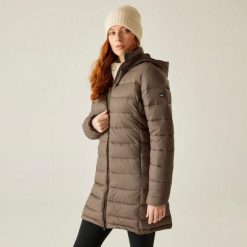 Płaszcz ocieplany damski REGATTA Starler. Brązowe płaszcze damskie Regatta, bez wzorów, sportowe, bez kołnierzyka, bez kaptura. Za 219.99 zł.