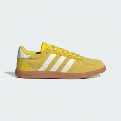Buty Breaknet Sleek. Białe obuwie trekkingowe damskie Adidas, ze skóry, bez zapięcia. Za 259.00 zł.