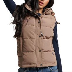Damska kurtka bez rękawów z kapturem Superdry Everest. Brązowe kurtki damskie Superdry, na zimę, xs, z aplikacjami, z materiału, z kapturem. Za 424.85 zł.