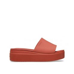 Klapki Dla Dorosłych Crocs Brooklyn Slide. Brązowe klapki męskie Crocs, bez wzorów, z materiału, bez zapięcia. Za 149.99 zł.