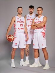 4F Koszulka reprezentacyjna z możliwością personalizacji męska 4F x PZKOSZ - biała XXL. Białe t-shirty męskie 4F, l, bez wzorów, z materiału, bez kołnierzyka, bez ramiączek. Za 279.99 zł.
