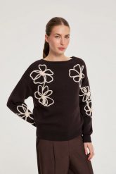 Sweter z aplikacją brązowy. Brązowe swetry nierozpinane damskie MOODO, l, z aplikacjami, z poliesteru, bez kołnierzyka, bez ramiączek. Za 159.99 zł.