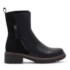 Botki Clara Barson. Czarne botki damskie Clara Barson, bez wzorów, bez obcasa, na płaskiej podeszwie, bez zapięcia. Za 159.99 zł.