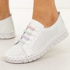 Białe ażurowe skórzane półbuty damskie Cambell 40348. Białe półbuty damskie Cambell, na lato, w ażurowe wzory, z jeansu, casualowe, z okrągłym noskiem, bez obcasa, bez zapięcia. W wyprzedaży za 192.72 zł.