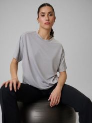 4F Koszulka treningowa loose szybkoschnąca damska - szara M. Szare bluzki damskie 4F, m, bez wzorów, bez kołnierzyka, bez ramiączek. Za 129.99 zł.