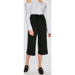 Noisy May - Spodnie Celine. Czarne spodnie materiałowe damskie Noisy May, bez wzorów, z elastanu, casualowe, z podwyższonym stanem. W wyprzedaży za 29.90 zł.