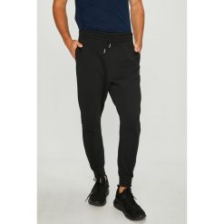 Reebok Classic - Spodnie. Czarne spodnie materiałowe męskie Reebok Classic, bez wzorów, z bawełny, z podwyższonym stanem. W wyprzedaży za 199.90 zł.