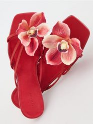 Skórzane klapki z dekoracyjnym kwiatem - czerwony. Czerwone klapki damskie Reserved, bez wzorów, ze skóry, bez obcasa, bez zapięcia. W wyprzedaży za 79.99 zł.