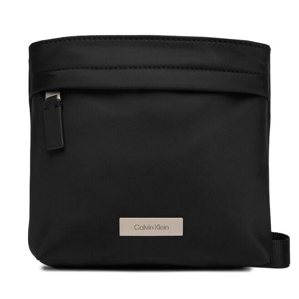 Saszetka Calvin Klein. Czarne saszetki i nerki męskie Calvin Klein, bez wzorów. Za 329.99 zł.