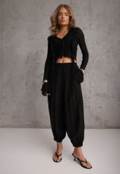 Czarne Spodnie High Waist o Kroju Balloon Mezesha. Czarne spodnie materiałowe damskie Renee, bez wzorów, z jeansu, z podwyższonym stanem, krótkie. Za 89.99 zł.