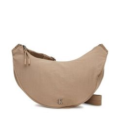 Torebka Calvin Klein Jeans. Brązowe listonoszki damskie Calvin Klein Jeans, bez wzorów, z jeansu, bez dodatków. Za 179.99 zł.