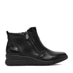 Botki Rieker. Czarne botki damskie Rieker, bez wzorów, bez obcasa, na koturnie, bez zapięcia. Za 399.99 zł.