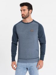 Bawełniany męski sweter z naszywką i raglanowymi rękawami – granatowy V1. Niebieskie swetry męskie Ombre Clothing, m, z aplikacjami, z bawełny, bez kołnierzyka, bez ramiączek. W wyprzedaży za 157.49 zł.
