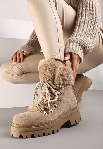 Ciemnobeżowe Traperki na Tłoczonej Podeszwie Ozdobione Futerkiem Taiva. Brązowe trapery damskie Born2be, z jeansu, bez zapięcia. Za 129.99 zł.