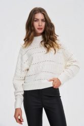 Sweter z golfem biały. Białe swetry nierozpinane damskie MOODO, l, bez wzorów, bez kołnierzyka, bez ramiączek. Za 129.99 zł.