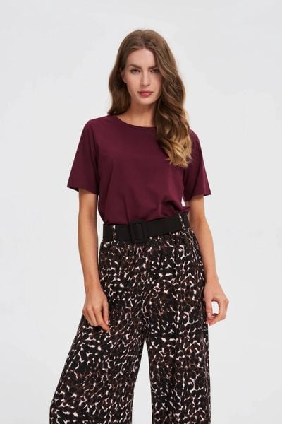 Gładki t-shirt burgunowy. T-shirty damskie MOODO, l, bez wzorów, z bawełny, bez kołnierzyka, bez ramiączek. Za 39.99 zł.