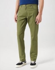 WRANGLER GREENSBORO MĘSKIE SPODNIE MATERIAŁOWE MATERIAŁ OLIVE W112350800. Zielone spodnie materiałowe męskie Wrangler, bez wzorów, z materiału. Za 229.99 zł.