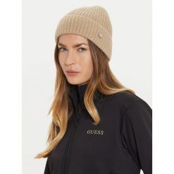 Czapka Guess. Brązowe czapki damskie Guess, na zimę, z aplikacjami. Za 179.99 zł.