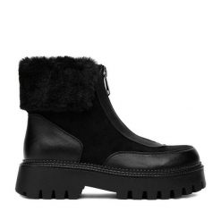 Botki DeeZee. Czarne botki damskie DeeZee, bez wzorów, bez obcasa, na płaskiej podeszwie, bez zapięcia. Za 219.99 zł.