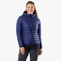 Kurtka outdoor hiking damska Swedemount Lofoten Hood Jacket wodoodporna. Niebieskie kurtki sportowe damskie SWEDEMOUNT, bez wzorów, z puchu, bez ramiączek, bez kaptura, outdoorowe. Za 499.99 zł.