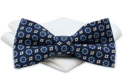 Granatowa Mucha Męska -ALTIES- z Białą Poszetką, w Niebieskie Kwiatki. Niebieskie krawaty i muchy Alties, bez wzorów, eleganckie. Za 54.00 zł.