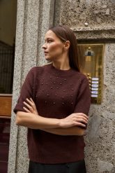 Sweter z krótkimi rękawami burgundowy. Czerwone swetry nierozpinane damskie MOODO, s, bez wzorów, z elastanu, bez kołnierzyka, bez ramiączek. Za 129.99 zł.
