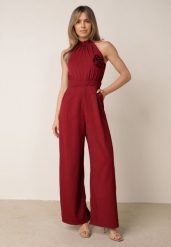 Bordowy Kombinezon Elegancki z Broszką Różą 3D i Dekoltem Halter Thaelima. Czerwone sukienki damskie Born2be, na co dzień, m, bez wzorów, eleganckie, bez kołnierzyka, bez ramiączek, kopertowe. Za 159.99 zł.