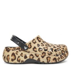 Klapki Crocs. Brązowe klapki damskie Crocs, bez wzorów, bez obcasa, bez zapięcia. Za 219.99 zł.