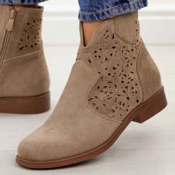 Beżowe zamszowe ażurowe botki damskie S.Barski 8026. Brązowe botki damskie S.BARSKI, na jesień, w ażurowe wzory, z jeansu, eleganckie, z okrągłym noskiem, bez obcasa, na płaskiej podeszwie, bez zapięcia. Za 229.00 zł.
