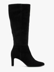 Czarne kozaki z szeroką cholewką. Czarne kozaki damskie Ryłko, bez wzorów, ze skóry, bez obcasa, na szpilce, bez zapięcia. Za 629.99 zł.