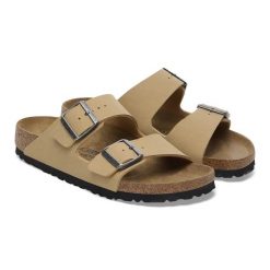 Klapki Unisex Birkenstock Arizona BS Latte Cream. Brązowe klapki męskie Birkenstock, bez wzorów, z materiału, bez zapięcia. Za 309.99 zł.