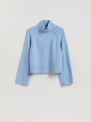 Wełniany sweter z golfem - jasnoniebieski. Niebieskie swetry nierozpinane damskie Reserved, l, bez wzorów, z dzianiny, bez kołnierzyka, bez ramiączek. Za 219.99 zł.