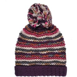 KOLOROWA CZAPKA Z POMPONEM. Fioletowe czapki damskie TOP SECRET, bez wzorów, z dzianiny. W wyprzedaży za 14.99 zł.