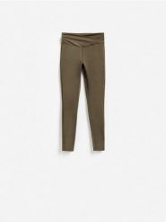 Gładkie legginsy - ciemnozielony. Zielone legginsy damskie Reserved, bez wzorów, z dzianiny. Za 89.99 zł.