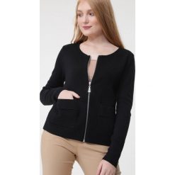 Czarny Kardigan Sue. Czarne kardigany damskie Born2be, l, bez wzorów, z dzianiny, bez kołnierzyka. Za 89.99 zł.