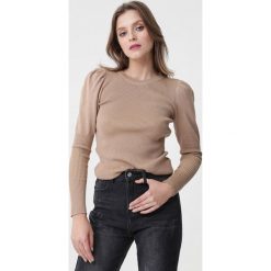 Ciemnobeżowy Sweter Graphic. Swetry nierozpinane damskie Born2be, s, bez wzorów, bez kołnierzyka, bez ramiączek. Za 79.99 zł.