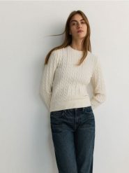 Sweter z domieszką wiskozy - kremowy. Białe swetry nierozpinane damskie Reserved, l, bez wzorów, z dzianiny, bez kołnierzyka, bez ramiączek. W wyprzedaży za 79.99 zł.